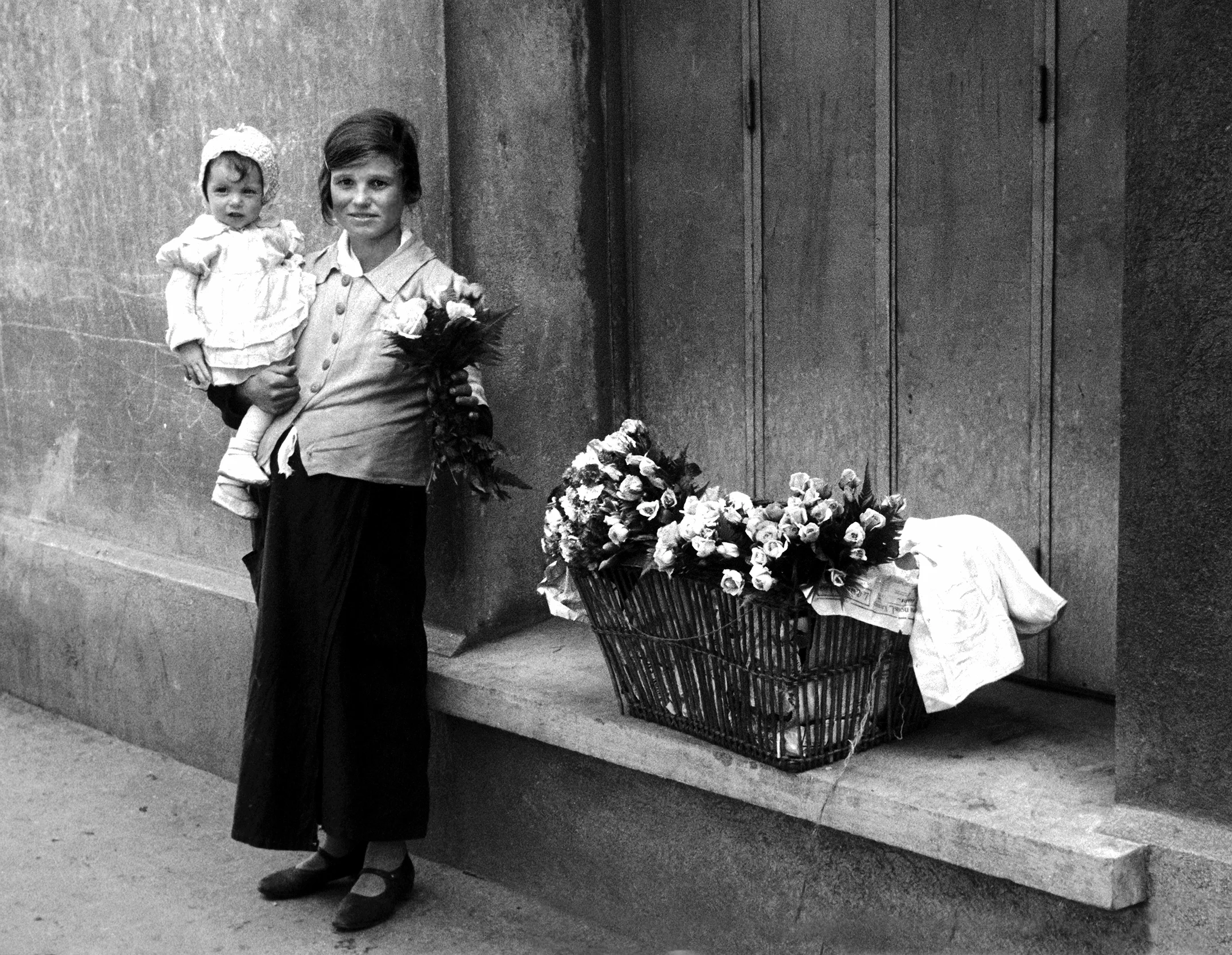 Selling Flowers, Paris 1935 by Fred Stein.jpg