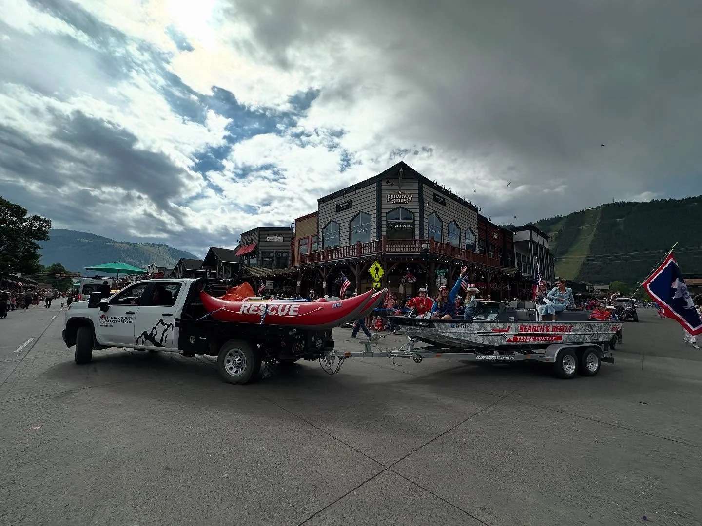 Happy Fourth, Jackson Hole! 

🇺🇸🎇🥳🕊️🥧🌭🤠🇺🇸

Great to see so many of smiling faces out there this morning during the parade and SAR helicopter fly over! We are so grateful to be part of this warm, supportive community.

Please please please b