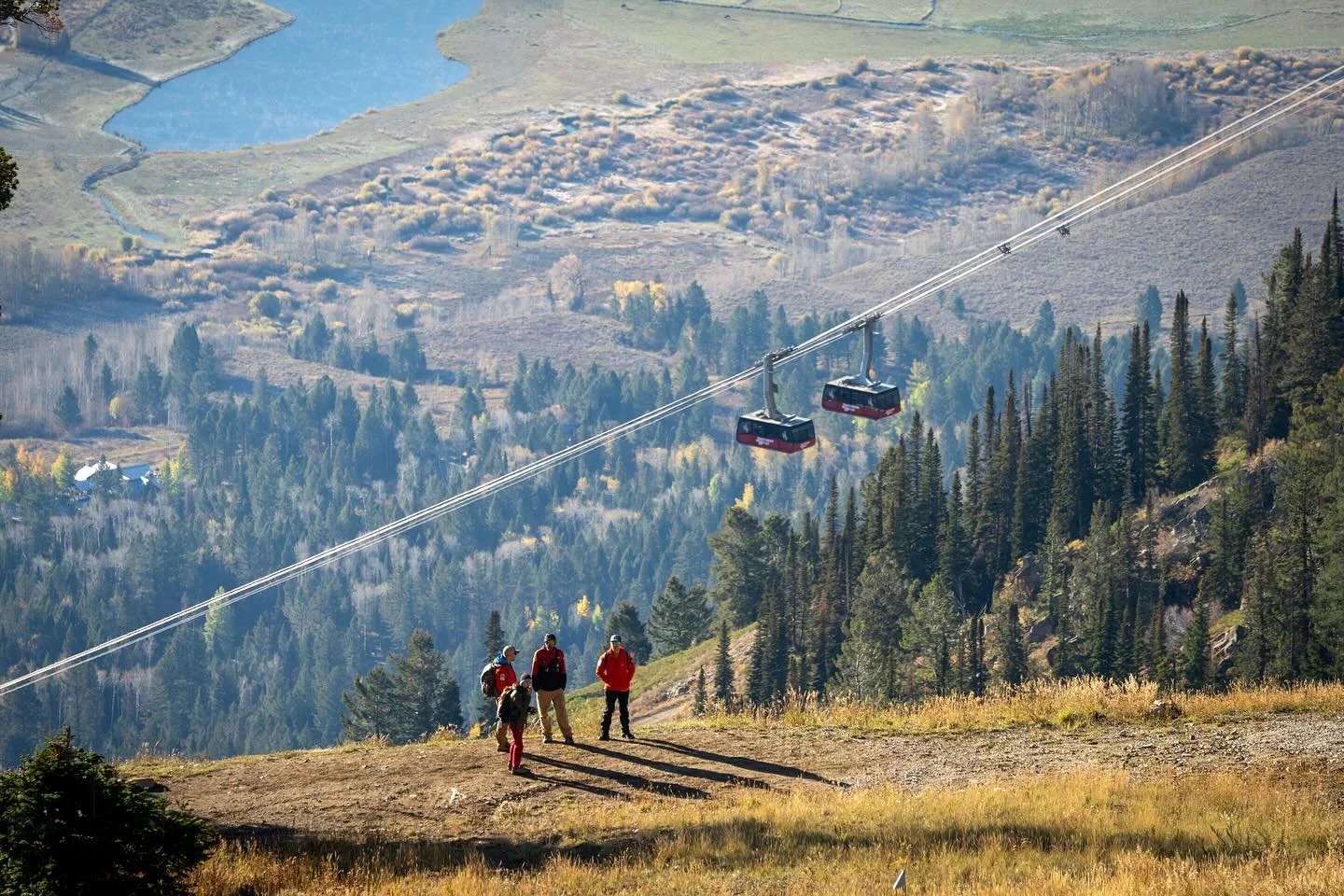 Today was big out at @jacksonhole for Practical Day. For this field skills session at ICAR, there were close to 400 rescuers on the mountain at numerous stations, including: 

🚁 Helicopter safety and rescue
🤖 Drones for search and rescue and mounta
