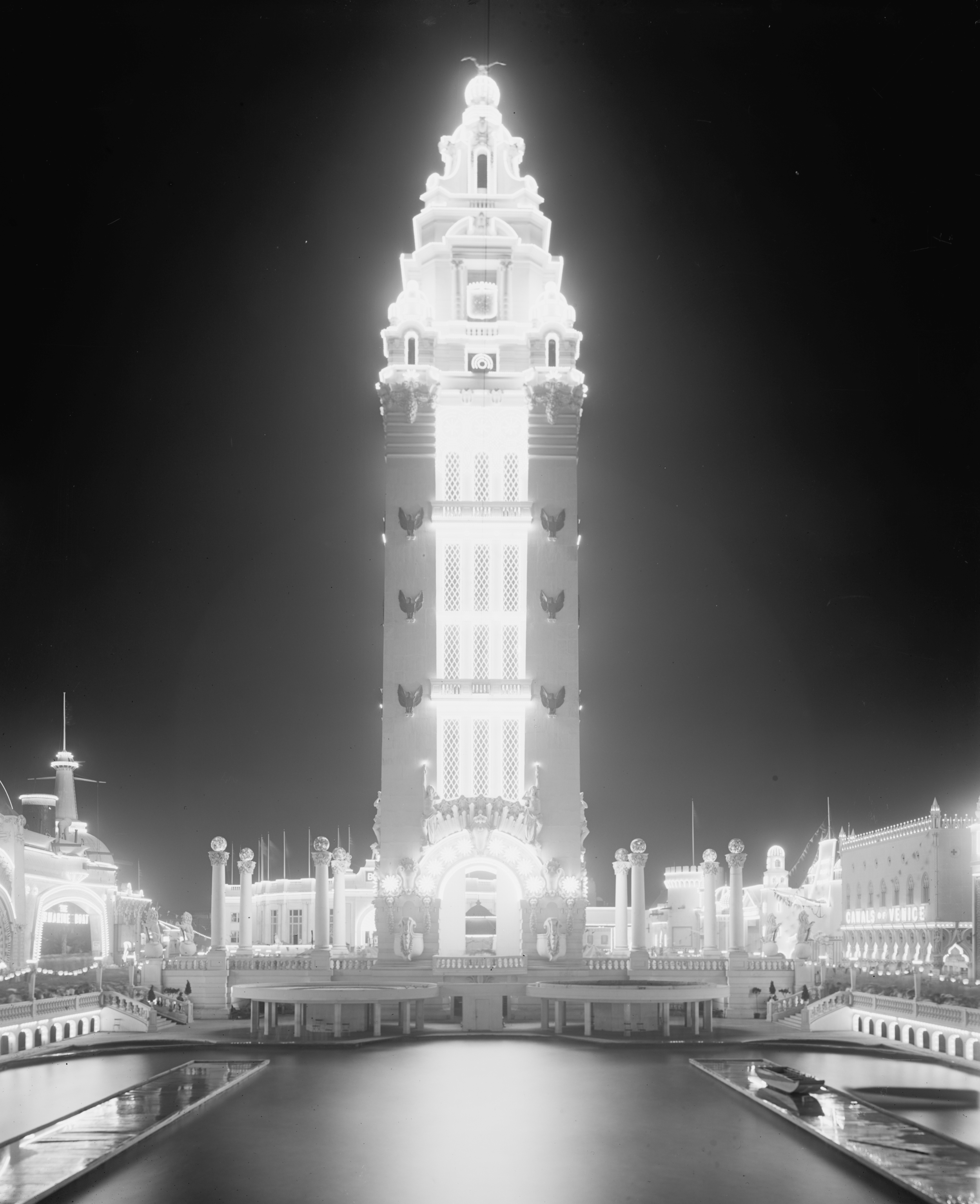  Dreamland's Beacon Tower at night, circa 1905. ( Library of Congress ) 