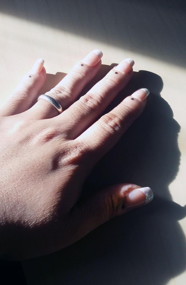 Plain band, fake nails and dots in the sunlight