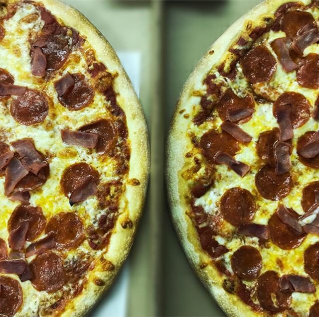 Yuummmm double the deliciousness π
.
.
.
#thejunctionpizza #π #pittsburghpizza #pizzaporn #foodporn #deckoven #mtpleasantpa #bestpizzaintown #greensburgpa #yummy #pizzapizza #724 #412