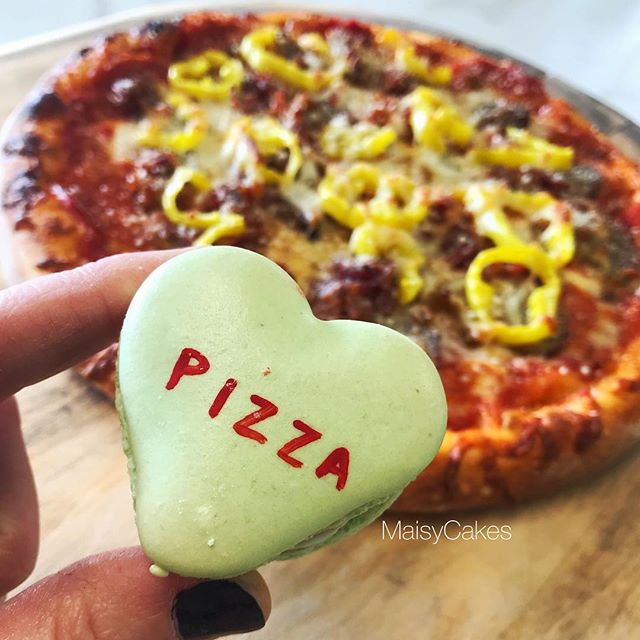 Lunch Time Goals ππ» Pizza & Macarons
.
.
.
#maisycakes #thejunctionpizza #macarons #frenchmacarons #macaronstagram #pizzaporn #foodporn #valentines #pizza #pittsburghfoodie #pittsburgh #724made #greensburgpa #mtpleasantpa #β€οΈ #π