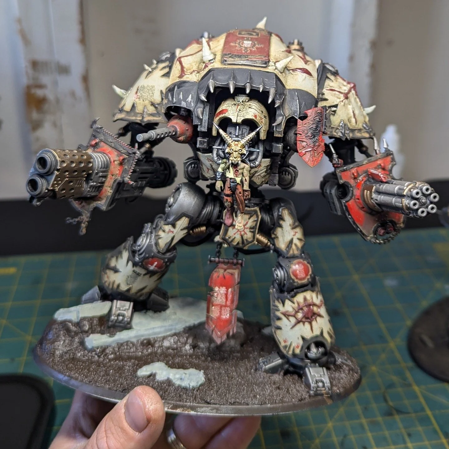 BIG BOI - a new friend for my OG Chaos Knight to rampage around with. Special open-air cockpit for the pilot ;)