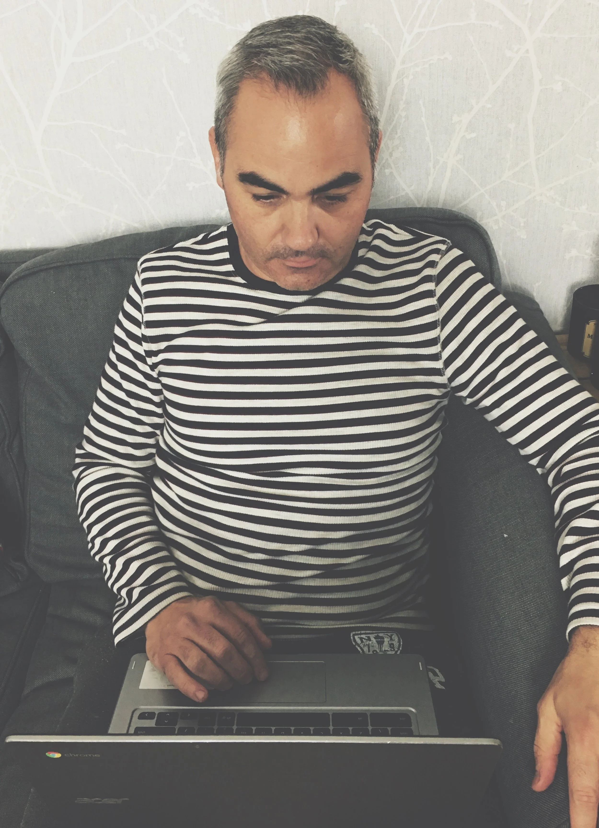 I love loungewear. Perfect to work at home on the sofa with my favourite laptop: Chromebook R13