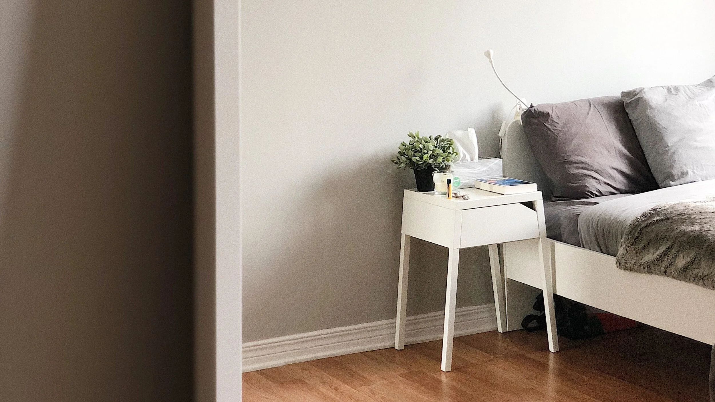 The Minimalist Man Cave: 10 Essential Tips for the Perfect Minimalist Bedroom for Men