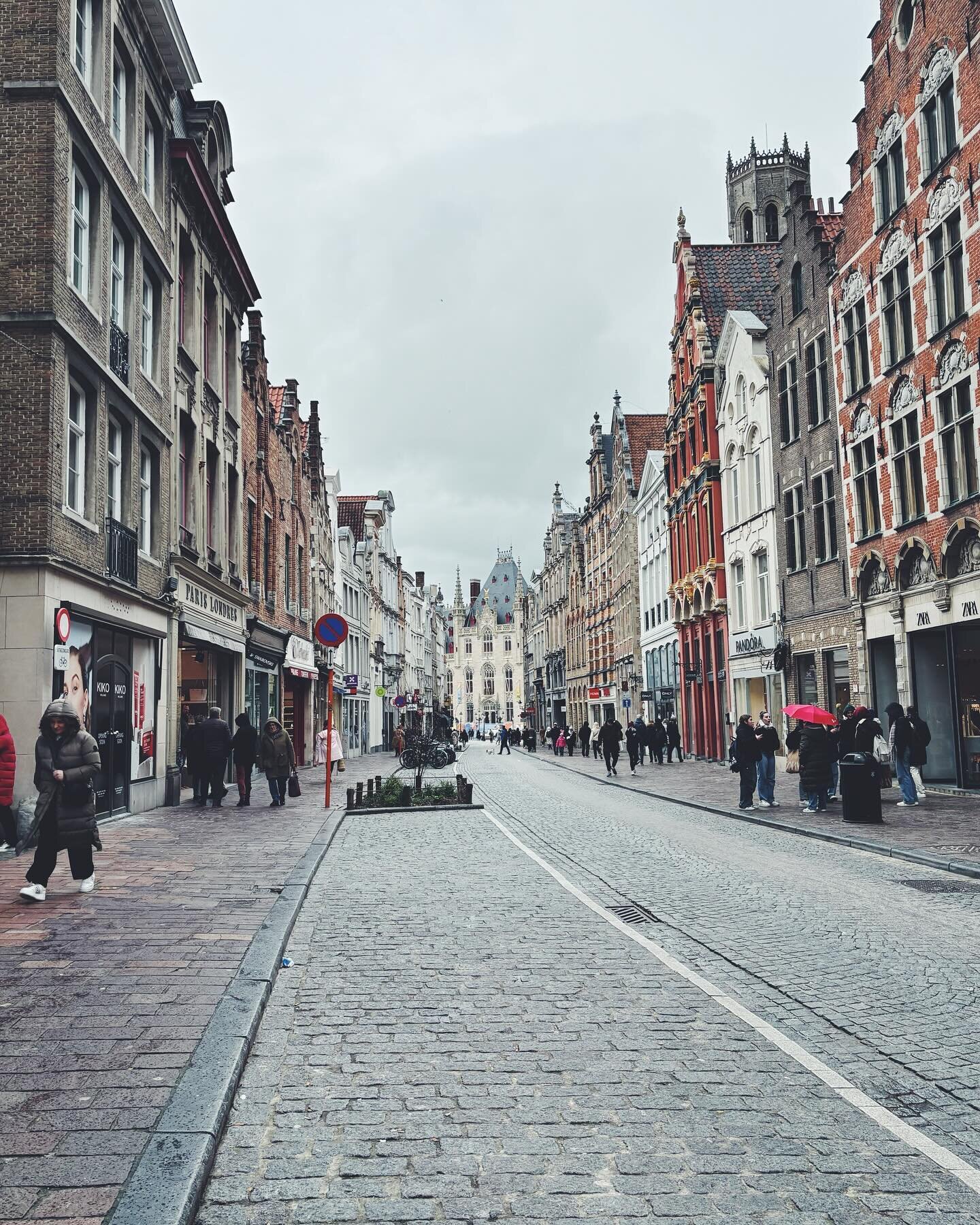 The city of Brugge has an amazing vibe. I had a great birthday in this city. People of Brugge a big thank you! Lovely place!
#brugge #bruggesbelgium #cityvibes #belgium #lifestyleblogger #shotoniphone #maleblogger