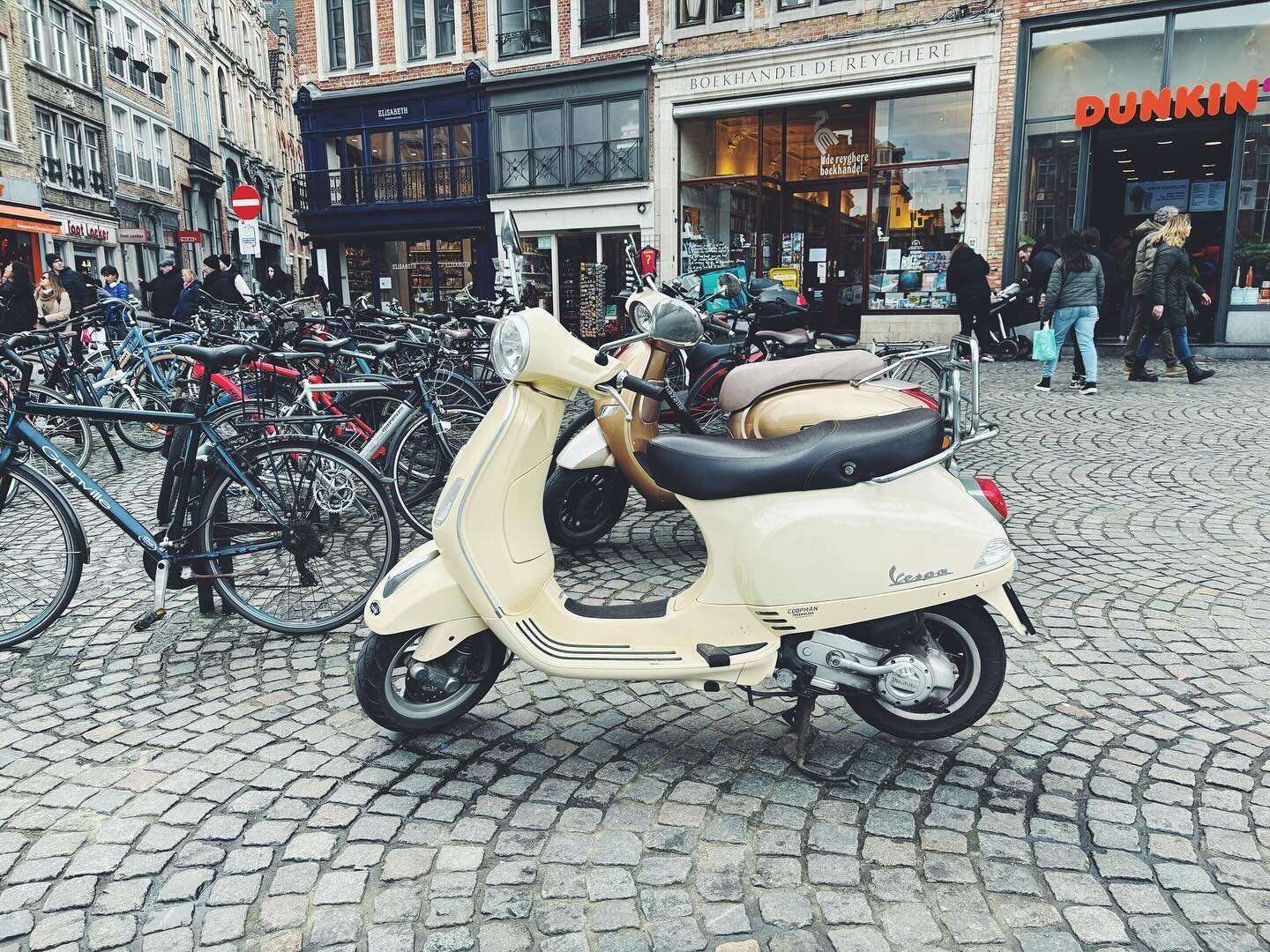 Beautiful Vespa in Brugge!
#vespa #vespagram #brugesbelgium #brugge #lifestyleblogger #cityvibes #vsco #shotoniphone