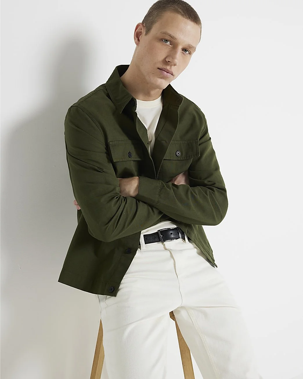 Effortlessly Cool: The 5 Best Men's Overshirts for Summer Evenings.