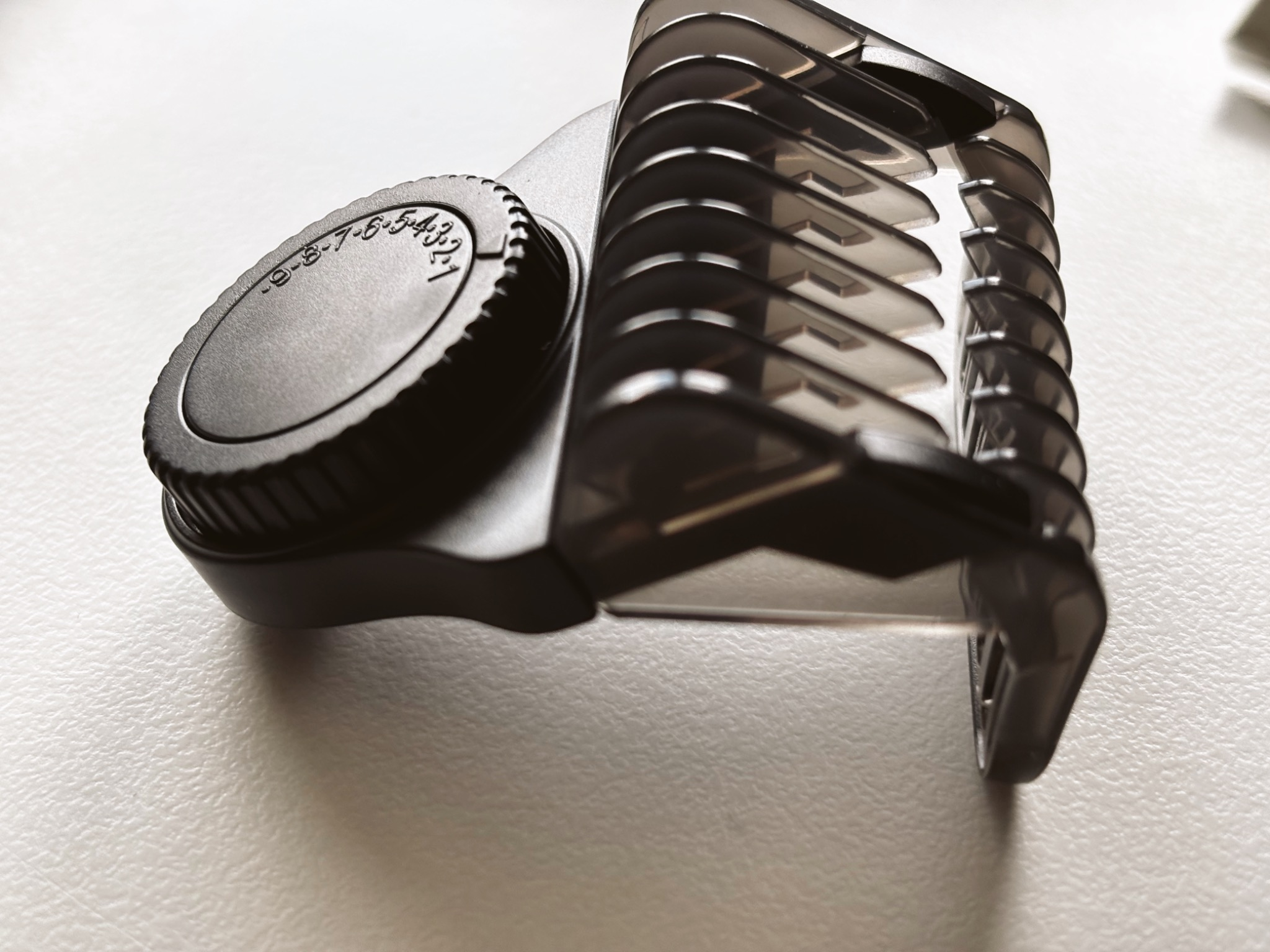 maxgroom-adjustable-beard-comb-dial.png