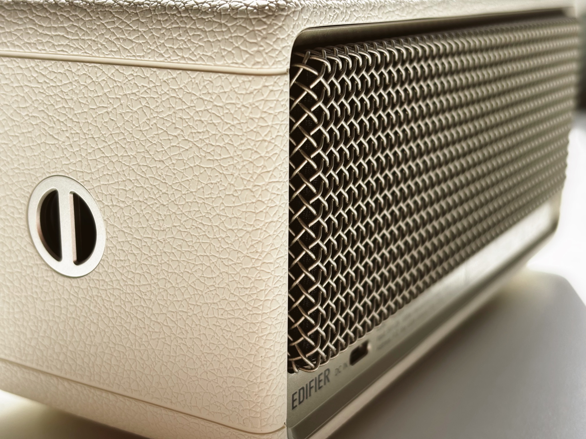 edifier-es60-speaker-and-box-unboxing.png