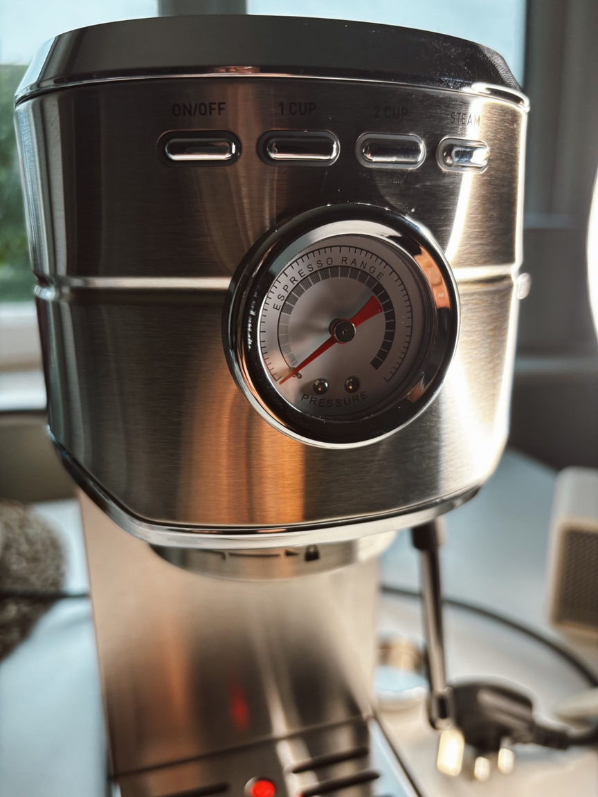 casabrews-cm5418-espresso-machine-pressure-gauge.png