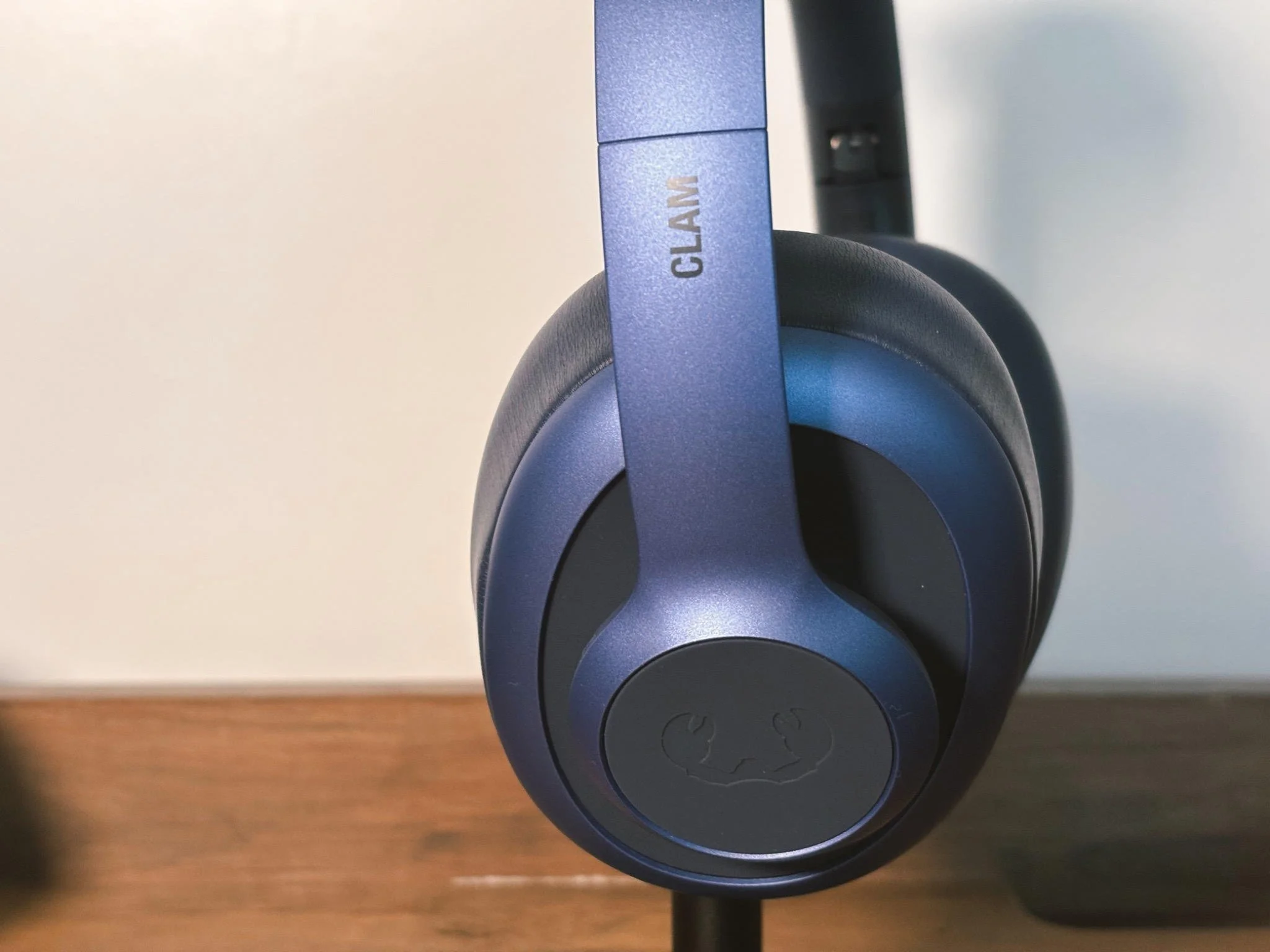 Close-up of the Fresh ’n Rebel Clam Ace 2 headband with the ‘CLAM’ branding and blue metallic finish.