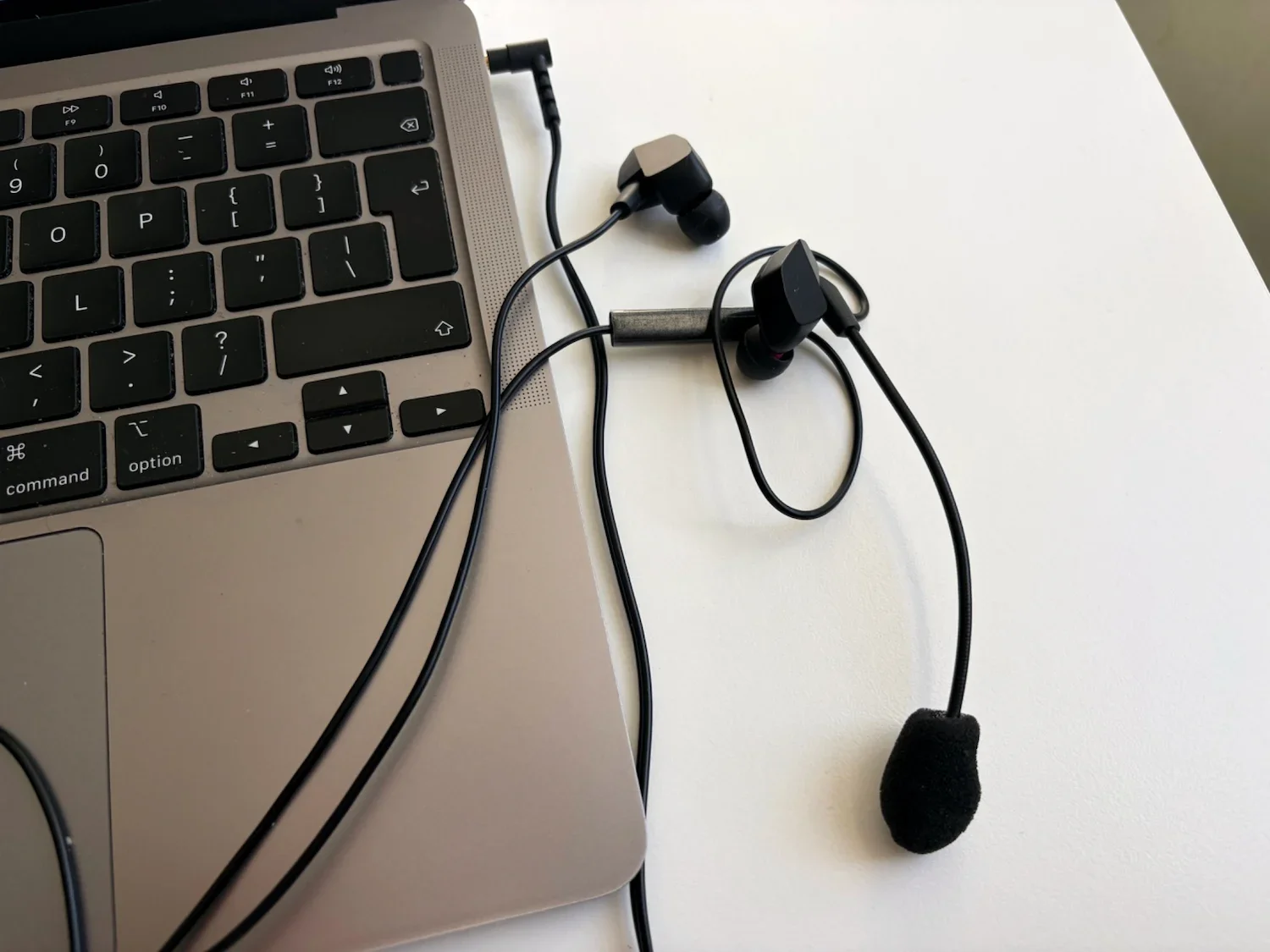 Final VR3000 gaming earphones and condenser microphone connected to a MacBook Air for music testing.