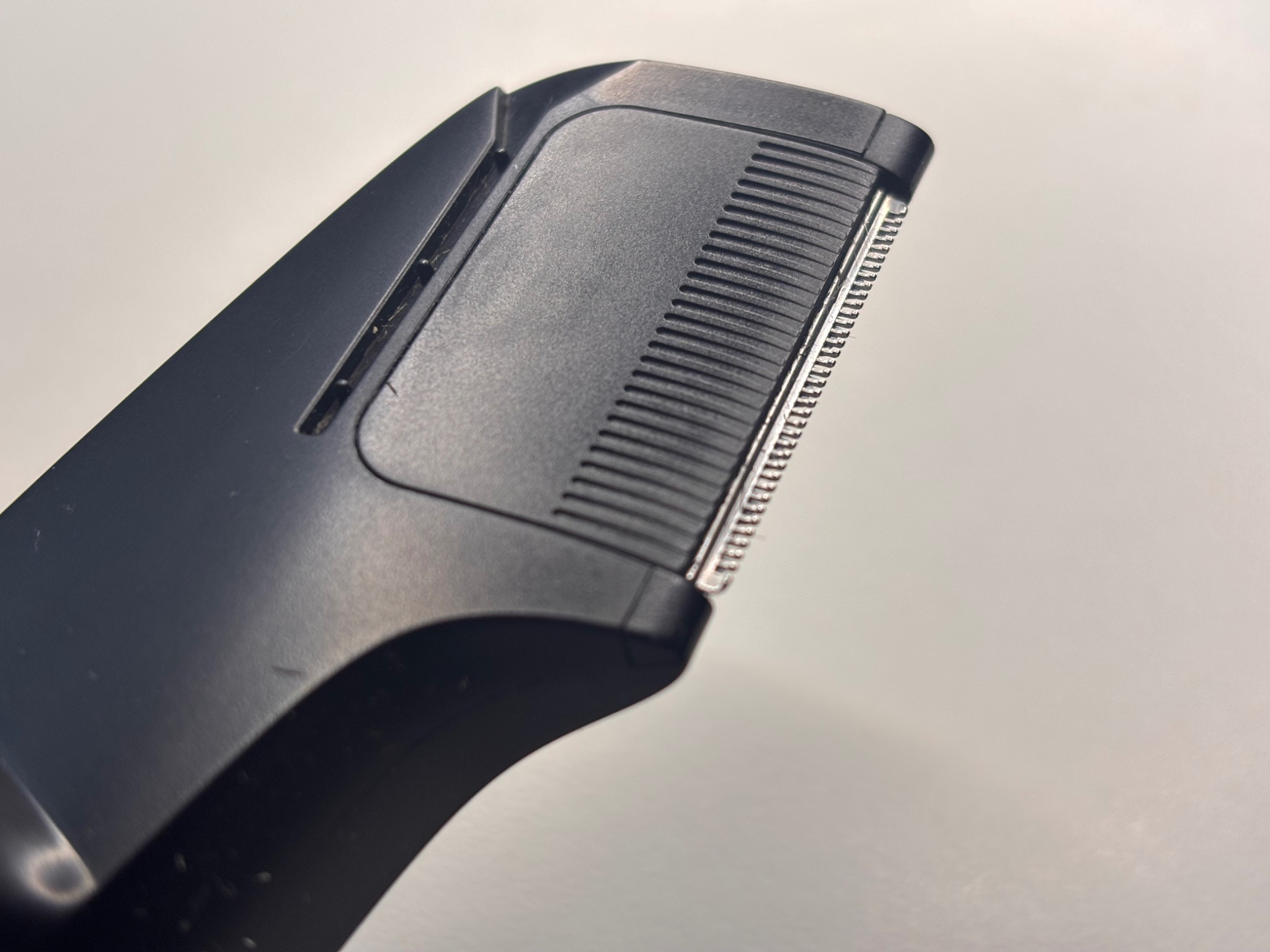 maxgroom-v-shaped-blade-detail.png