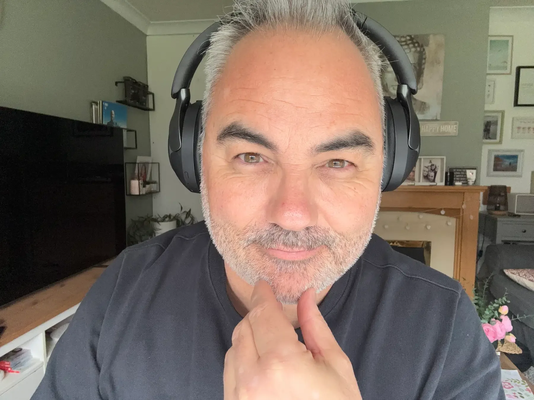 Jerome wearing the QCY H3 Pro headphones during his detailed review, testing comfort, fit, sound quality, and everyday use at home.