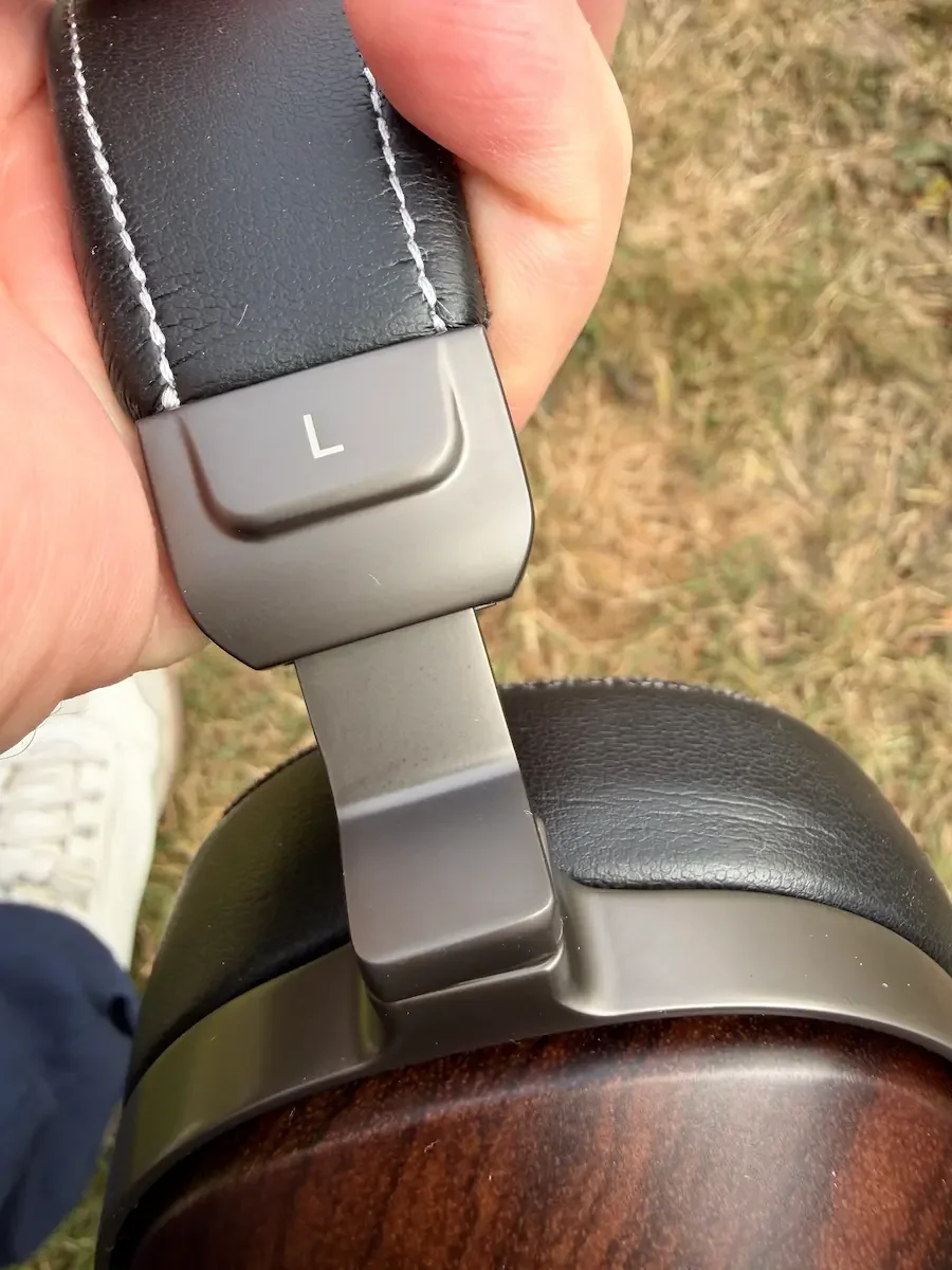 Metal yoke and adjustable hinge mechanism on the SIVGA Anser headphones.