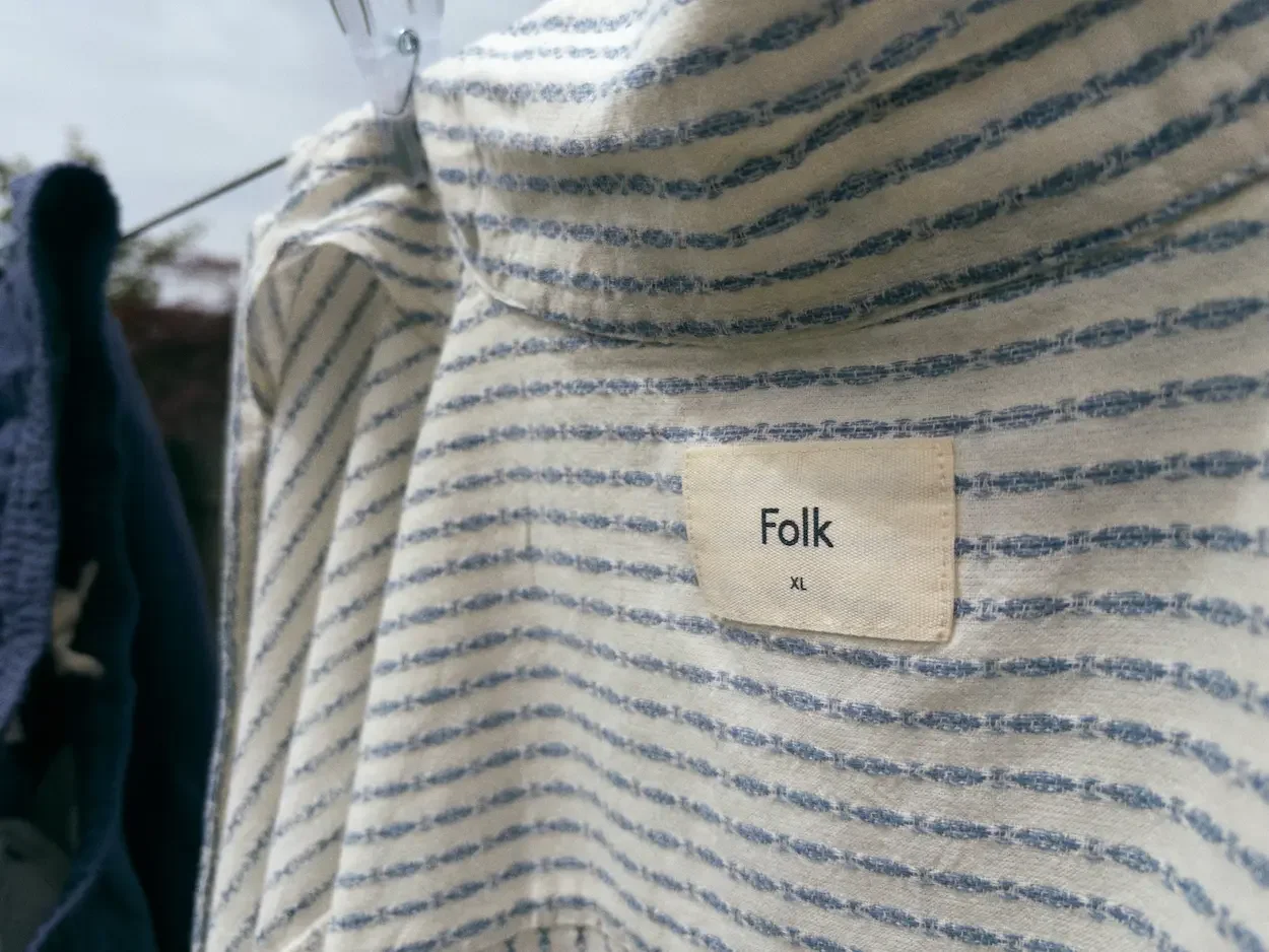Short sleeves shirt from FOLK hanging outside