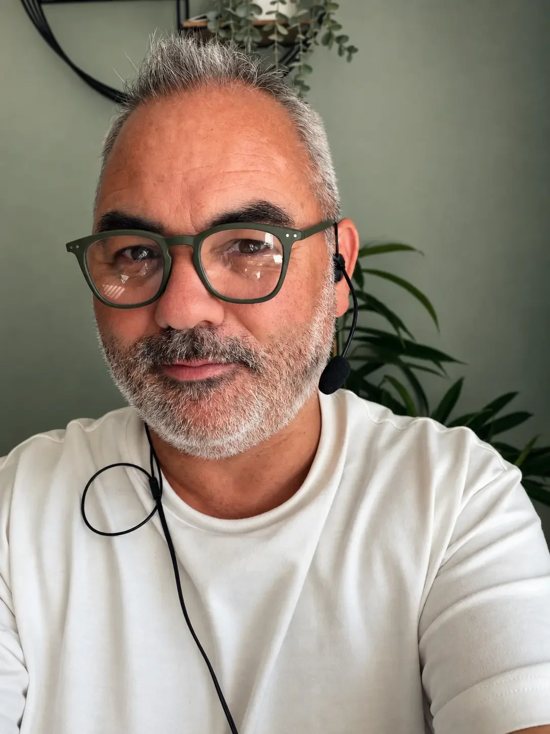 Jerome wearing the Final VR3000 gaming earphones with condenser microphone and matte-black cable.