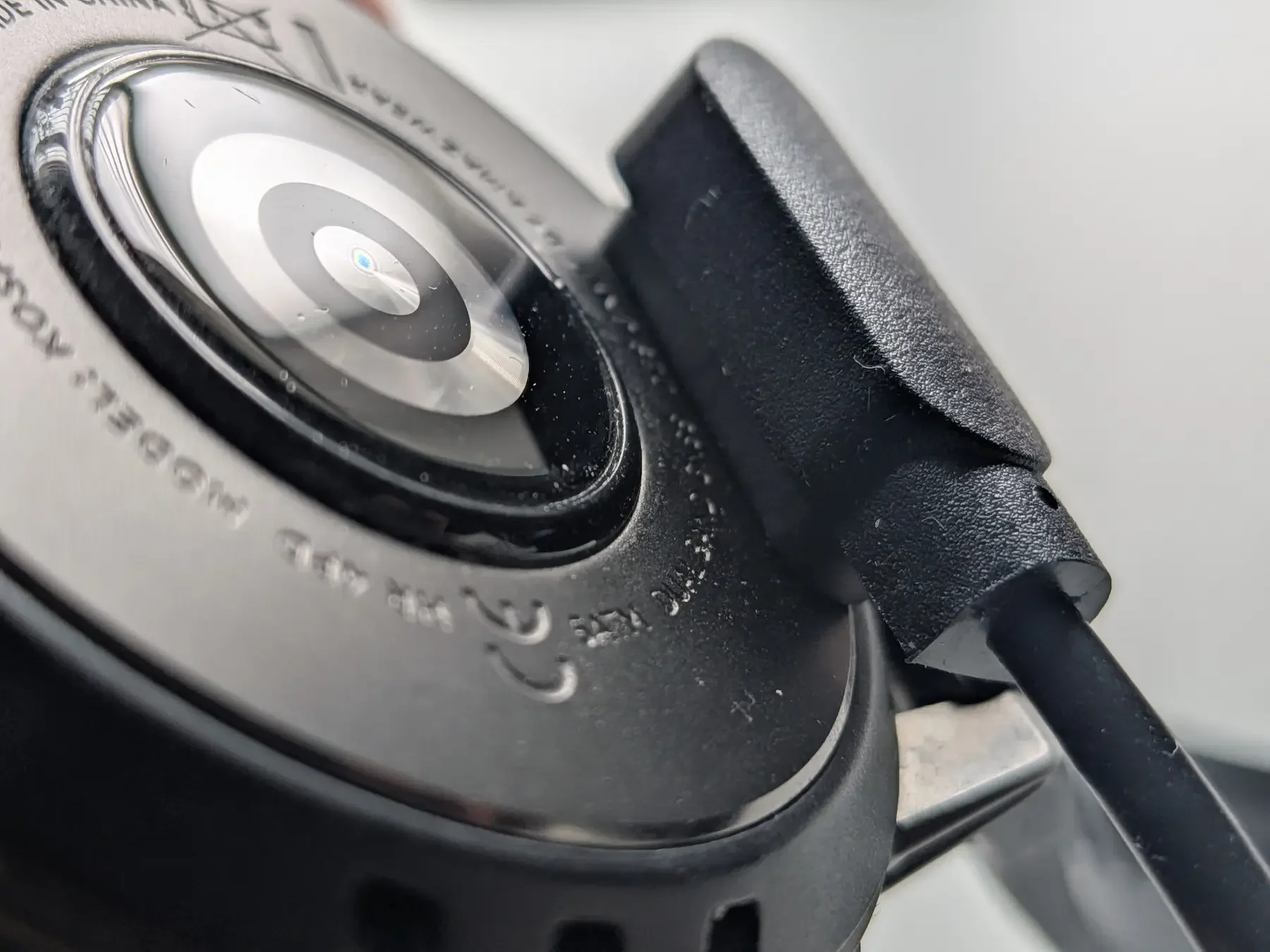 The Tank T4C uses a magnetic charging cable, with battery life lasting around 8 to 9 days in my testing.
