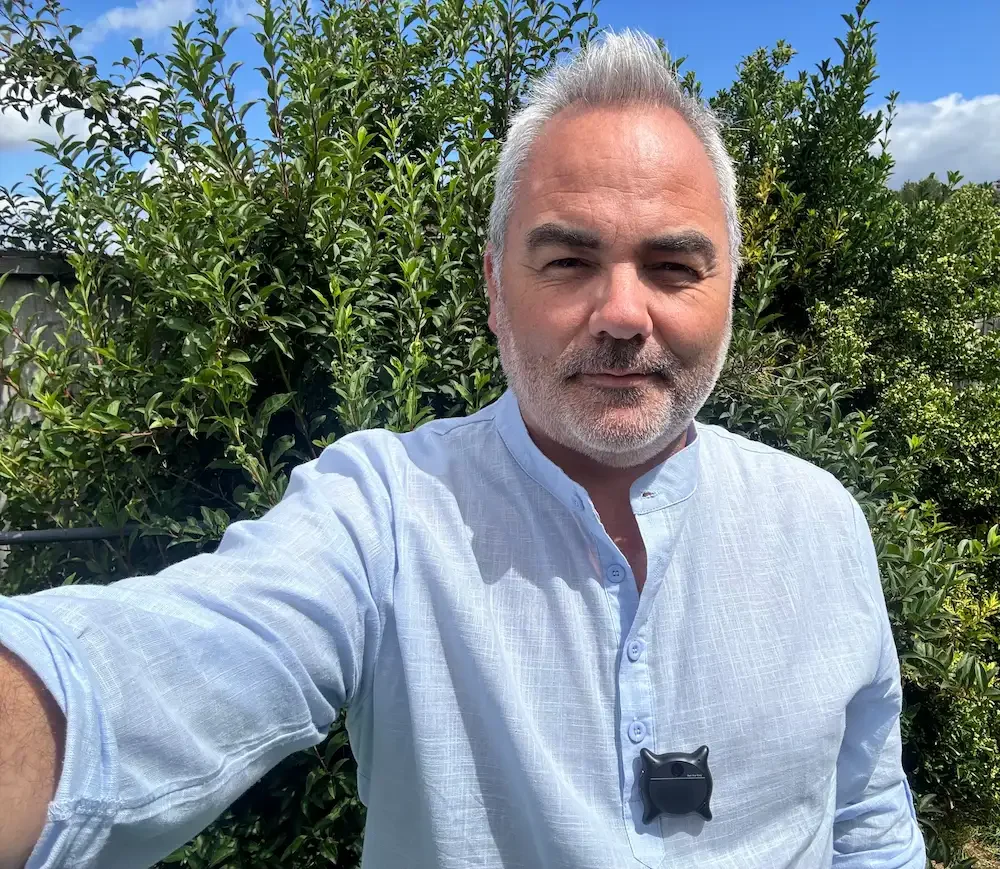Picture of Jerome wearing the Looki L1 attached to his shirt