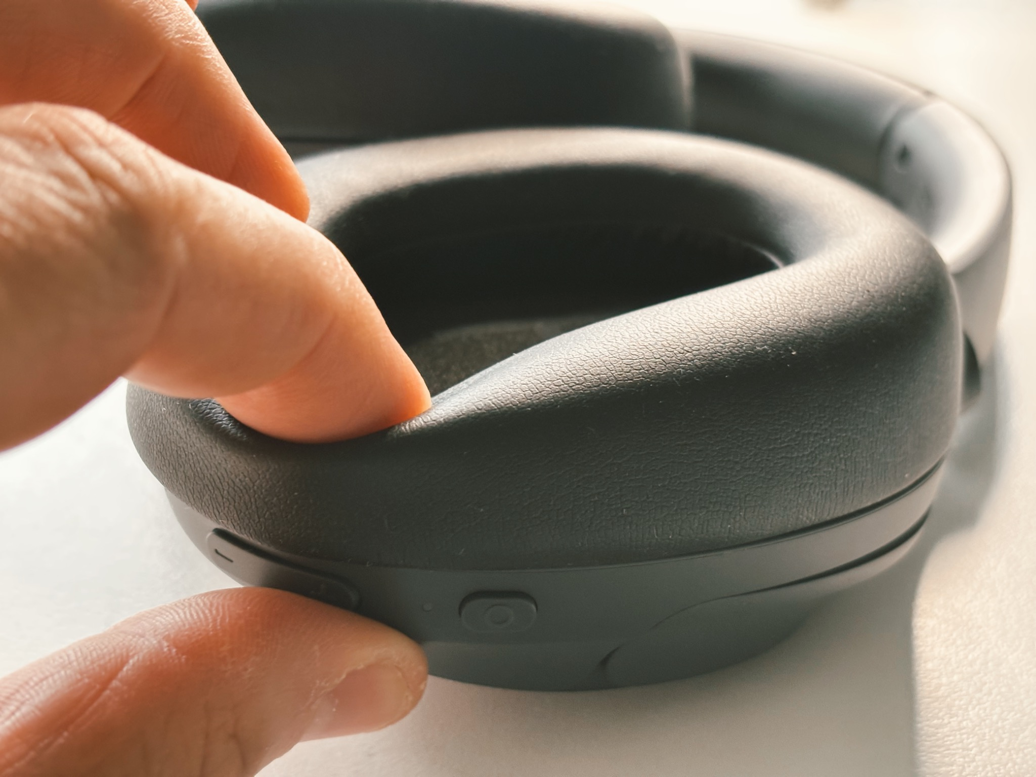 Hands-on review of TOZO HT3 earcup comfort and soft foam cushioning.