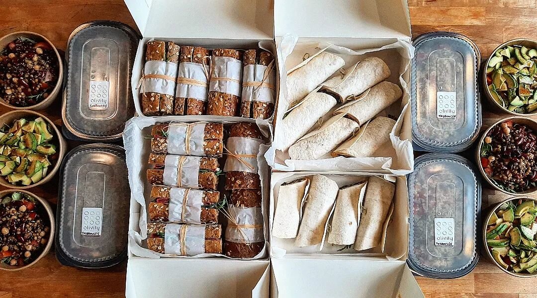 Lunch for 10, ordered from Germany, delivered to Amstelveen today. 😊

All the lunch classics were included:
-salami-mozzarella sandwiches
-grilled aubergine-mozzarella sandwiches
-chicken ham-jonge kaas wraps
-grilled courgette-feta wraps
-tabbouleh