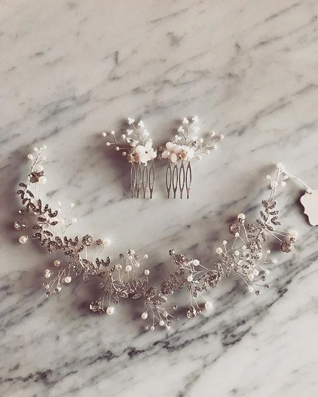 Amo este combo para civil y fiesta que eligi&oacute; esta novia con un gusto impecable&hearts;️
.
.
.
#casamiento #boda #novia #novias #tocado #tocados #tocadodenovia #accesorios #hechoamano #noviasargentinas #wedding #bride #bridal #bridalheadpiece 