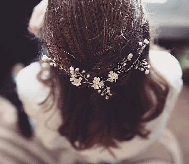 Una dulzura total este look de @francamf  para el d&iacute;a de su casamiento &hearts;️&hearts;️&hearts;️ el peinado perfecto para uno de nuestros tocados m&aacute;s delicados 🥰
.
.
.
#casamiento #boda #novia #novias #tocado #tocados #tocadodenovia 