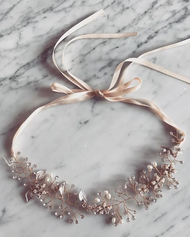 No hay pieza m&aacute;s dulce y rom&aacute;ntica que esta en estos tonos perfectos &hearts;️
.
.
.
#casamiento #boda #novia #novias #tocado #tocados #tocadodenovia #accesorios #hechoamano #noviasargentinas #wedding #bride #bridal #bridalheadpiece #he