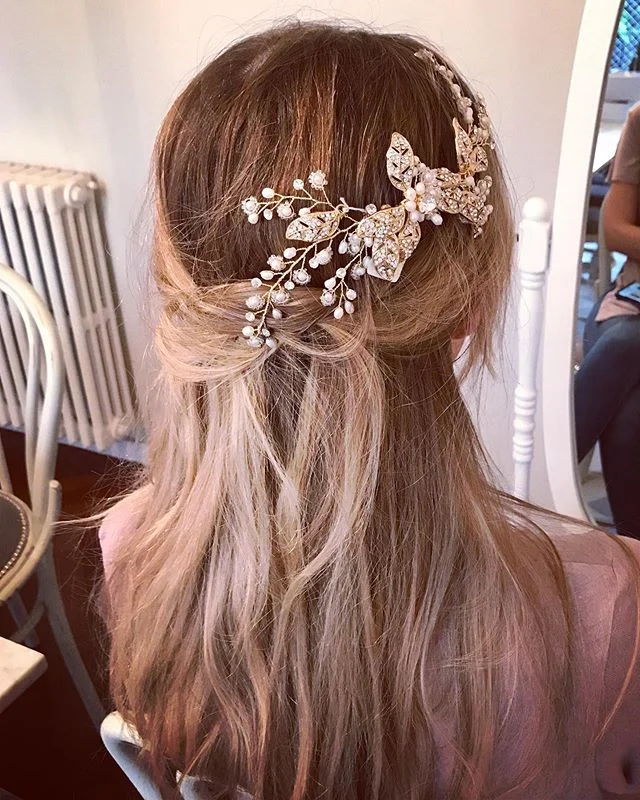 En plena prueba de tocado con esta novia divina que eligi&oacute; esta pieza de costado en tonos doraditos y neutros con mucho detalle &hearts;️
.
.
.
#casamiento #boda #novia #novias #tocado #tocados #tocadodenovia #accesorios #hechoamano #noviasarg