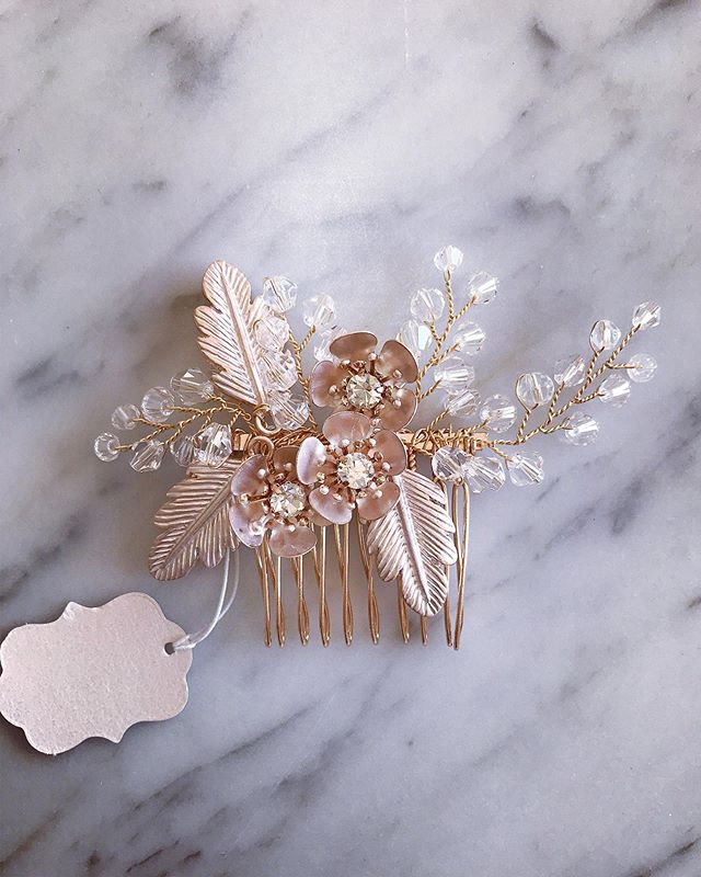 Nada m&aacute;s hermoso que un detalle as&iacute; para el civil &hearts;️&hearts;️&hearts;️
.
.
.
#casamiento #boda #novia #novias #tocado #tocados #tocadodenovia #accesorios #hechoamano #noviasargentinas #wedding #bride #bridal #bridalheadpiece #hea