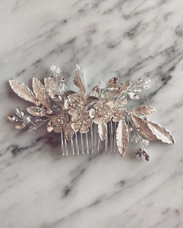 Divina es poco!  Hairvine en plata con hojitas, flores y cristales &hearts;️
.
.
.
#casamiento #boda #novia #novias #tocado #tocados #tocadodenovia #accesorios #hechoamano #noviasargentinas #wedding #bride #bridal #bridalheadpiece #headpiece #hairpie