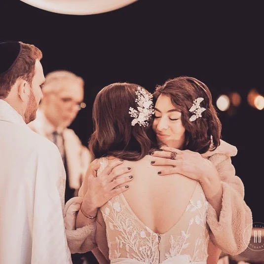 Sin palabras &hearts;️&hearts;️&hearts;️
Novia y hermana impecables con tocados Clips&rsquo;n Pins. Felicidades @melaniaokragly estabas divina!!
.
.
.
#casamiento #boda #novia #novias #tocado #tocados #tocadodenovia #accesorios #hechoamano #noviasarg