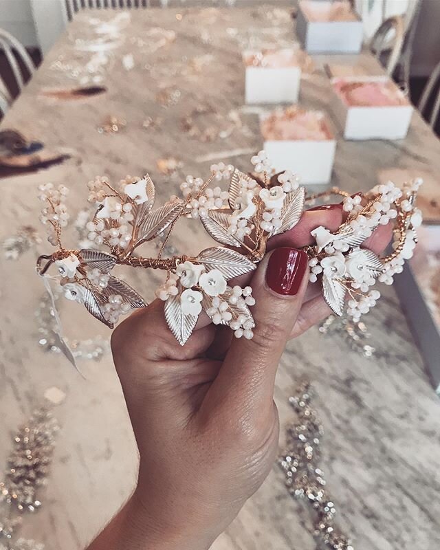 Se terminaron los d&iacute;as de descanso y volvimos con toda!! Atenci&oacute;n novias que la nueva colecci&oacute;n 2020 es una locura &hearts;️&hearts;️&hearts;️
- Halo en rose gold, con hojitas y cherry blossoms -
. .
.
#casamiento #boda #novia #n