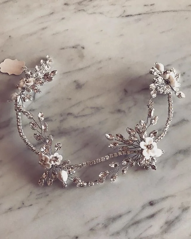 Hairvine en metal plata oscura con cristales y flores &hearts;️&hearts;️&hearts;️
.
.
.
#casamiento #boda #novia #novias #tocado #tocados #tocadodenovia #accesorios #hechoamano #noviasargentinas #wedding #bride #bridal #bridalheadpiece #headpiece #ha