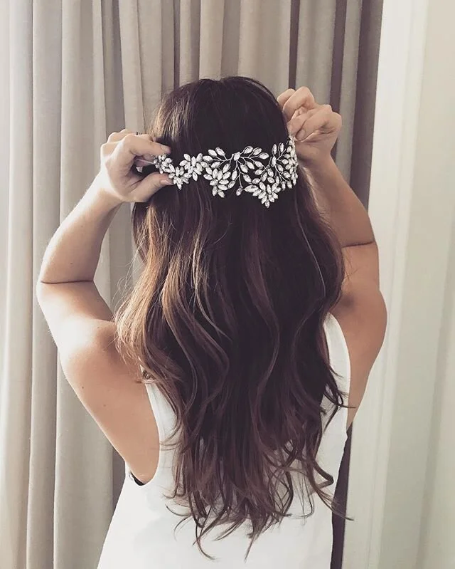 Probando esta mega pieza repleta de cristales &hearts;️
.
.
.
#casamiento #boda #novia #novias #tocado #tocados #tocadodenovia #accesorios #hechoamano #noviasargentinas #wedding #bride #bridal #bridalheadpiece #headpiece #hairpiece #hairvine #headpie