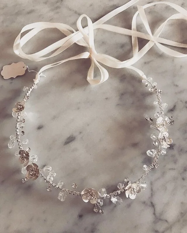 A veces las piezas m&aacute;s simples son el toque perfecto que estamos buscando &hearts;️&hearts;️
- Halo con florcitas en metal plata y cristales -
.
.
.
#casamiento #boda #novia #novias #tocado #tocados #tocadodenovia #accesorios #hechoamano #novi