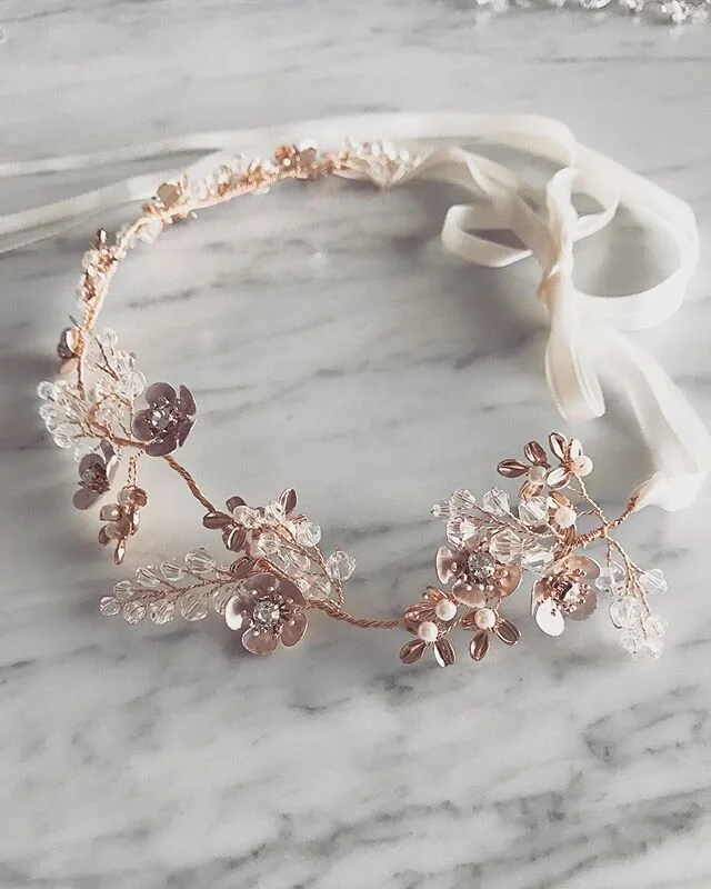 Close-up de esta pieza que no puede ser m&aacute;s bella &hearts;️
.
.
.
#casamiento #boda #novia #novias #tocado #tocados #tocadodenovia #accesorios #hechoamano #noviasargentinas #wedding #bride #bridal #bridalheadpiece #headpiece #hairpiece #hairvi