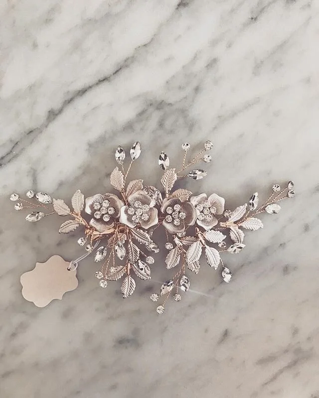 Recordando una de las piezas m&aacute;s hermosas!!! Qu&eacute; bien te quedaba @marinalevymayo &hearts;️&hearts;️
.
.
.
#casamiento #boda #novia #novias #tocado #tocados #tocadodenovia #accesorios #hechoamano #noviasargentinas #wedding #bride #bridal