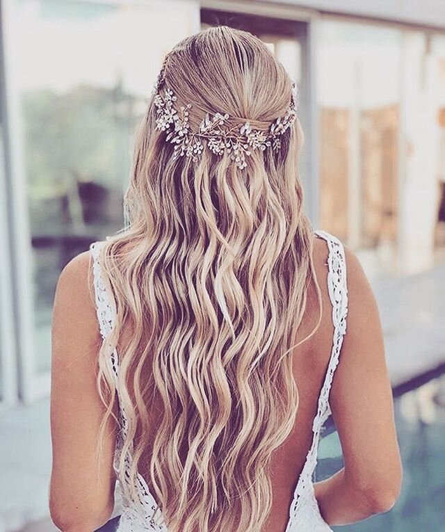 Agui con una de nuestras piezas más trabajadas repleta de cristales y detalles &hearts;️&hearts;️&hearts;️
.
.
.
#casamiento #boda #novia #novias #tocado #tocados #tocadodenovia #accesorios #hechoamano #noviasargentinas #wedding #bride #bridal #brid