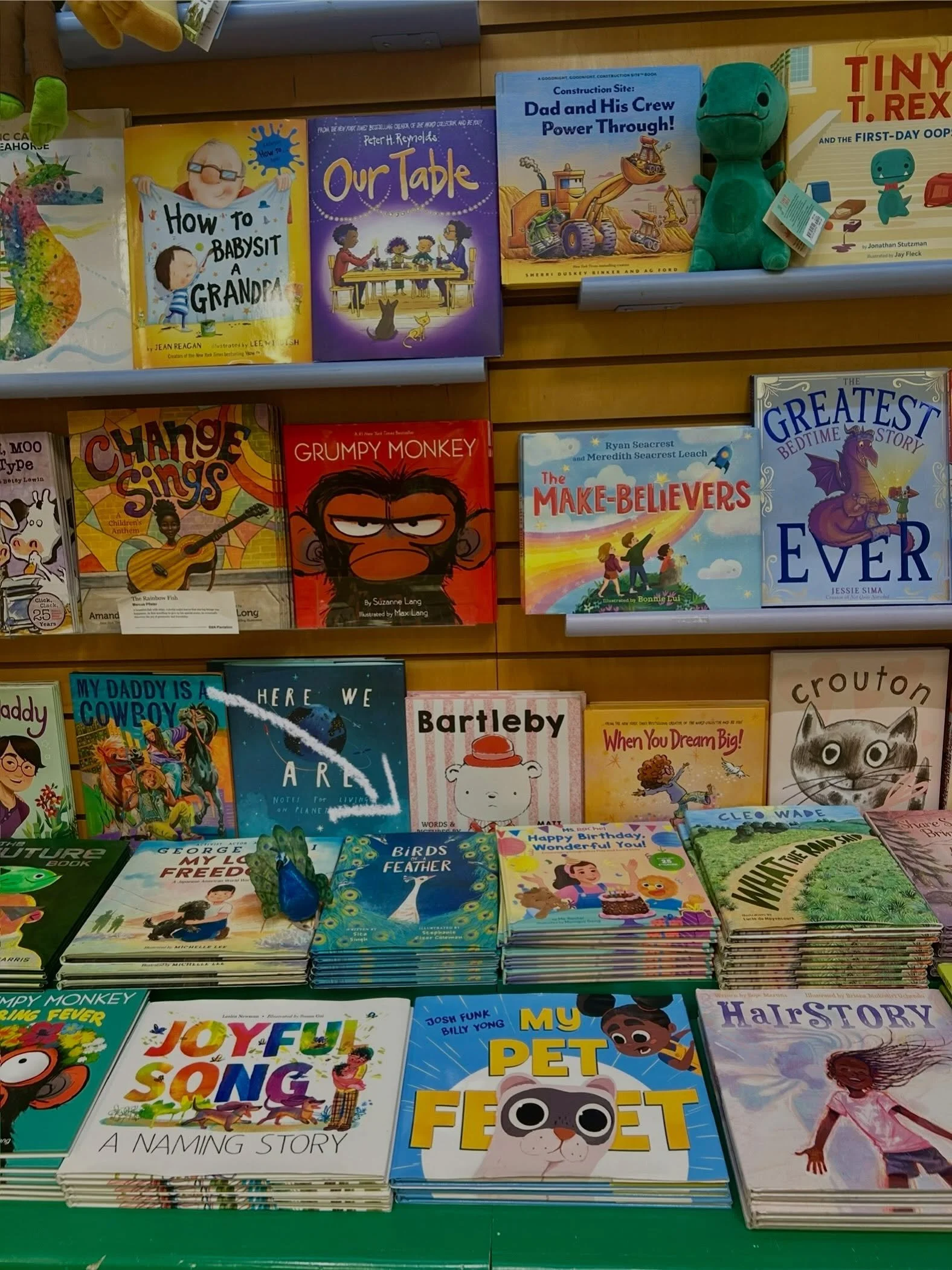 I couldn&rsquo;t spot any of my books on the shelves at my local @bnplantation, so imagine my joy when the lovely Paula realized I was the author and said, &ldquo;I know exactly where BIRDS OF A FEATHER is.&rdquo; 🥰🦚

She even found a peacock to po