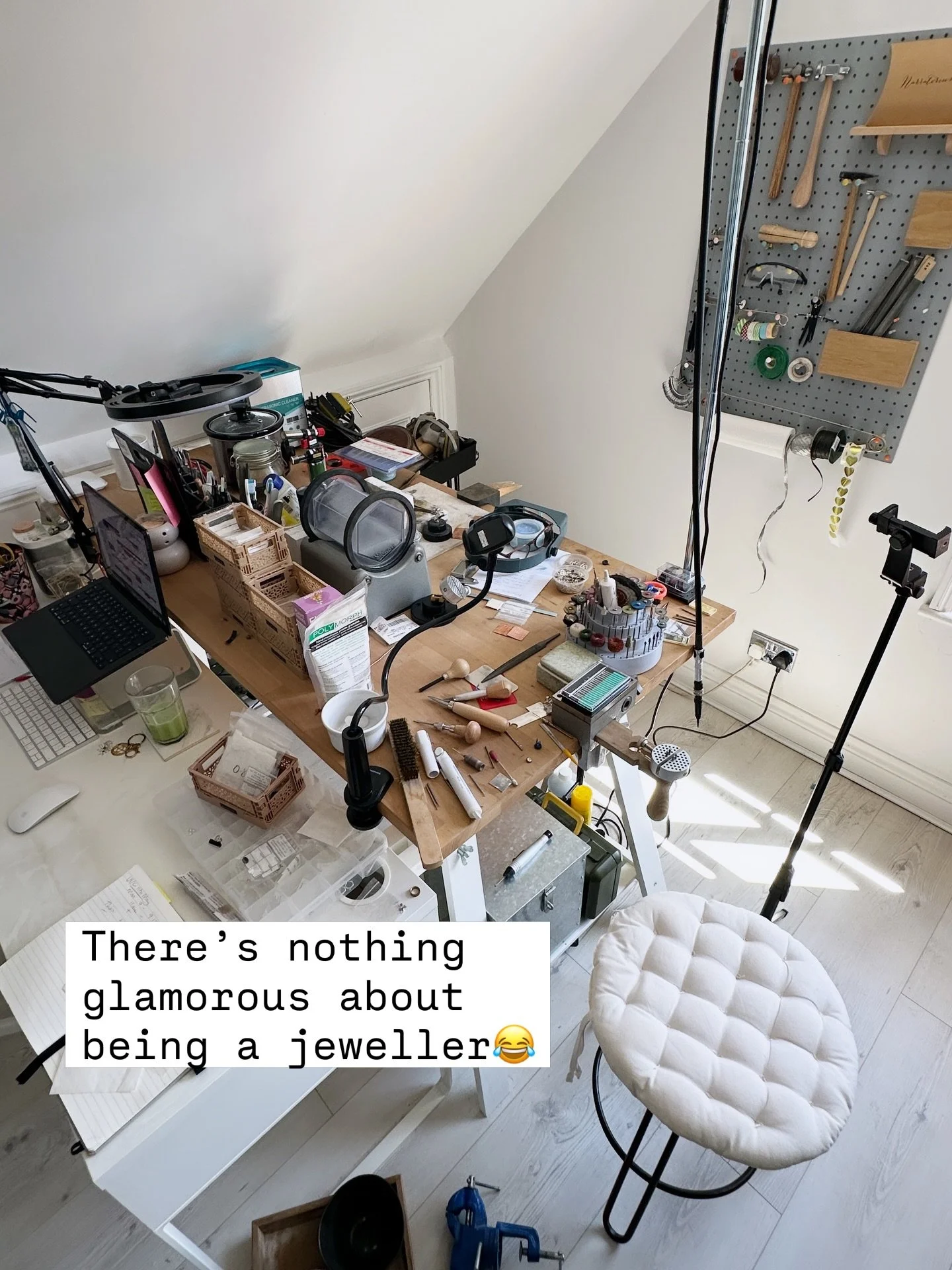 It is absolute chaos most of the time in my studio, tools and materials everywhere, drawings and notes, bowls from lunch on the floor&hellip;. 🤪

Not sure health &amp; safety would approve, but when you&rsquo;re in the flow it&rsquo;s the only way t