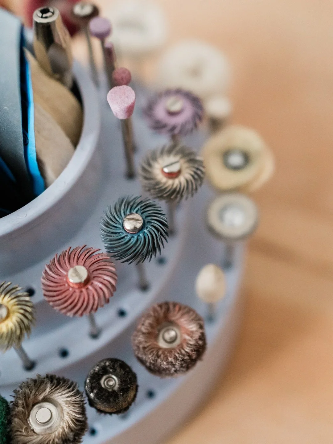 T O O L S ⚒️ O F ⚒️ T H E ⚒️ T R A D E ⚒️
My favourite tool - The pendant motor 🖤 Hands down the most useful jewellery making tool, used for shaping, creating, drilling, cutting, sanding and polishing. I love buying more pendant motor burrs to add t
