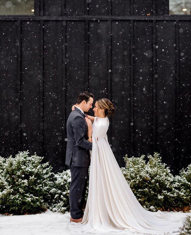 Yesterday&rsquo;s shoot offered up some picture perfect snow 👌🏼 Loving this beautiful image from @chelsealuskphotography 😍 that captures the undeniable perfection of @thelawbridal capes!!
.
Venue: @dwellvacations 
Dress boutique: @springsweet 
Cap
