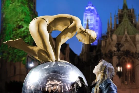 Monumental Quan , 2012, Bronze & Polished Aluminum. 67 x 70 x 43 inches, with Carole Feuerman