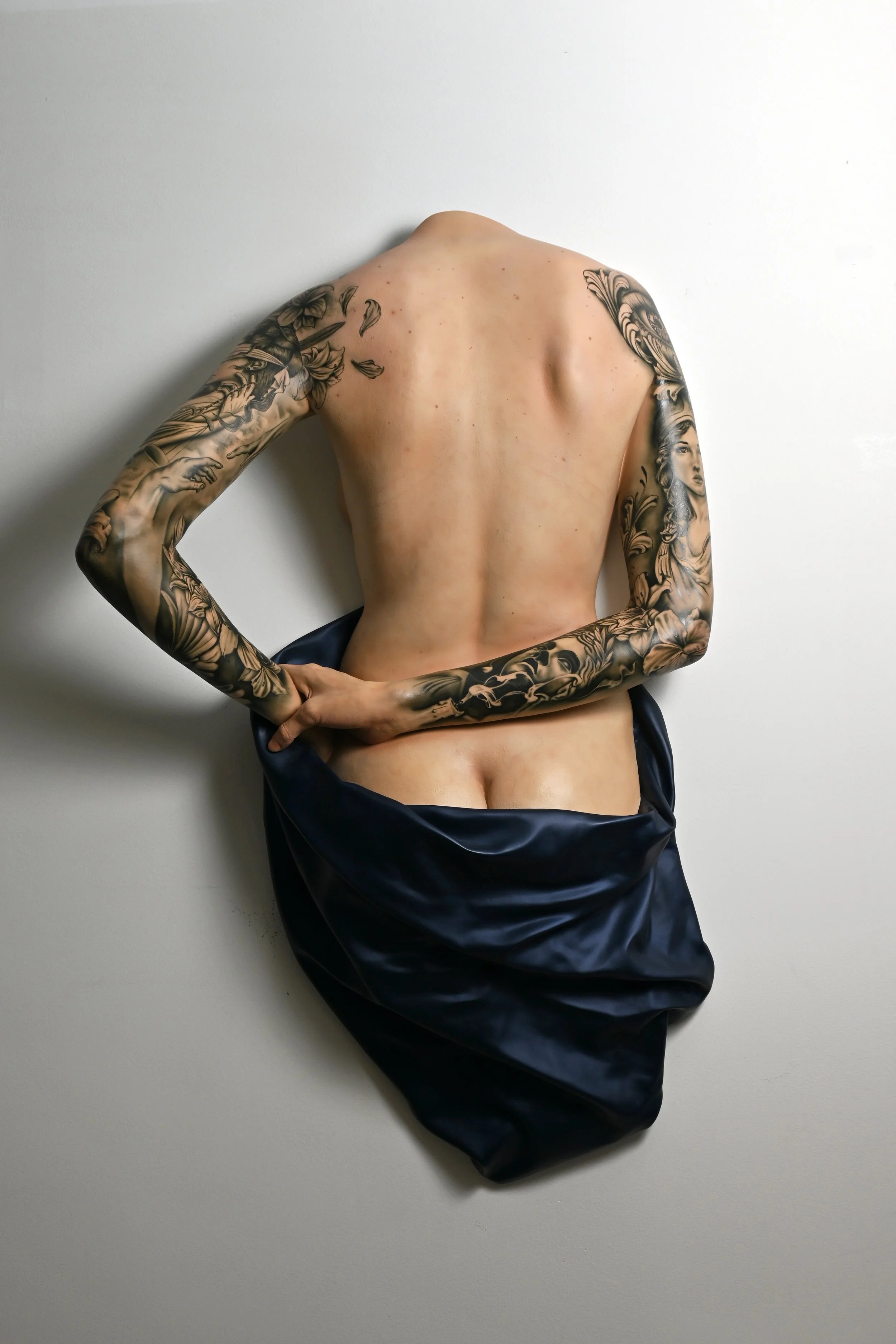  TOWEL ON BACK WITH TATTOO 

 

 2018-25
15 x 16 x 7 in (38 x 41 x 18 cm)
Oil on resin 
