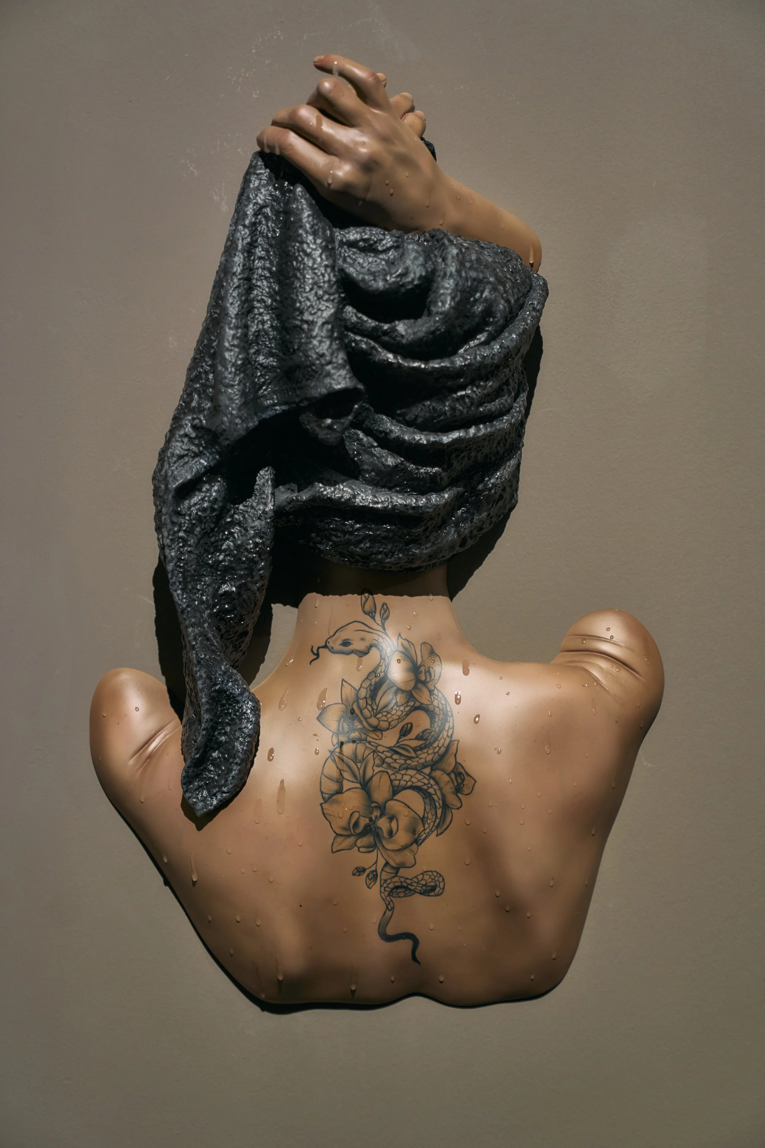  BLACK TOWEL WITH TATTOO 

 

 1996-2025
26 x 16 x 4 in (65 x 41 x 10 cm)
Oil on resin 