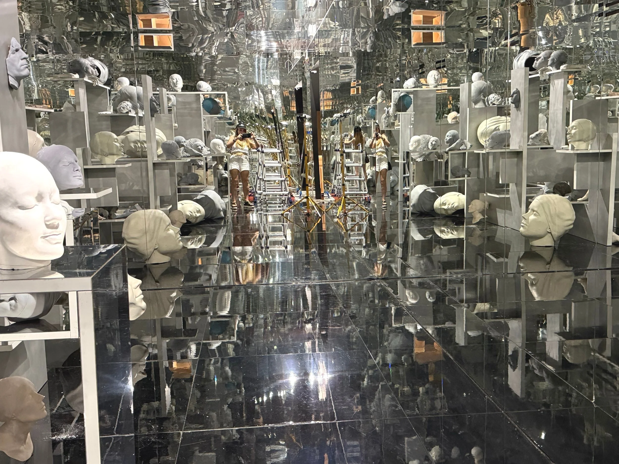 It features casts of Feuerman’s sculptures—fragmented and reassembled—reflected endlessly in mirrored walls. Visitors wander through this dreamlike space, stepping into a world of memories, refracted meanings, and emotional echoes. The mirror r