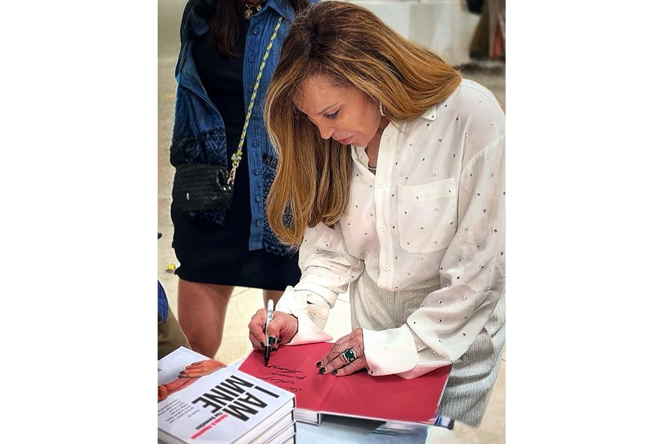 artdaily: A new book by Carole Feuerman, published by Moebius, traces the artist's early beginnings as a superrealist sculptor